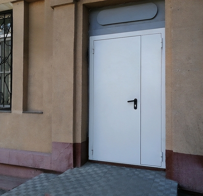 Дверь полуторной конструкции Дверь полуторной конструкции