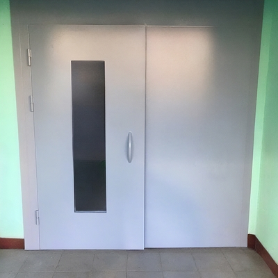 Дверь с остеклением и широкой вставкой сбоку Дверь с остеклением и широкой вставкой сбоку